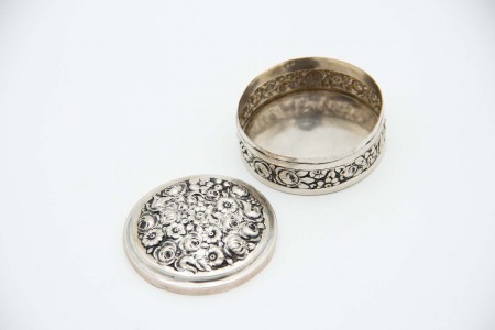 Guarda jóias em prata de forma cilíndrica